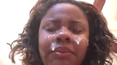 Melnādaina brazīliešu meitene saņem spermu uz sejas pēc anālā seksa ar lielu locekli